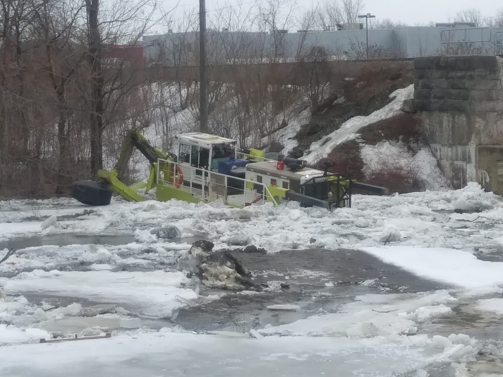 La r&eacute;trocaveuse amphibie de retour
