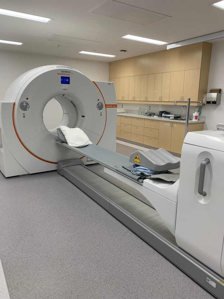 Un TEP scan à l’hôpital Pierre Le Gardeur. CFNJ 99 1 / 88 9