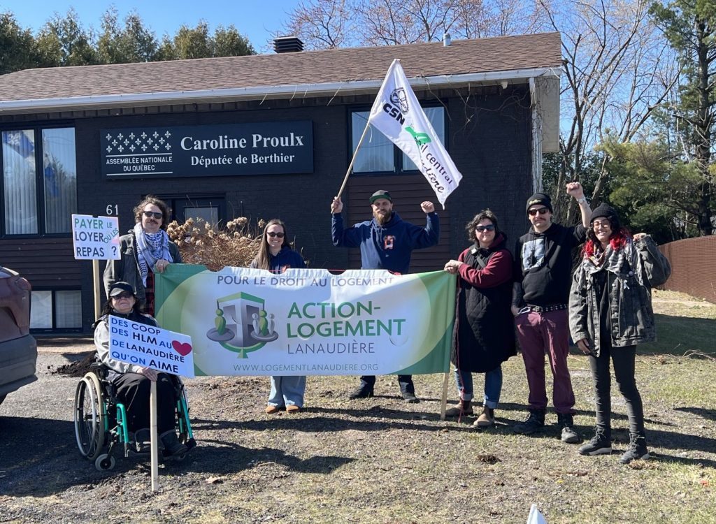 Action-Logement Lanaudi&egrave;re se rassemble devant le bureau de Caroline Proullx